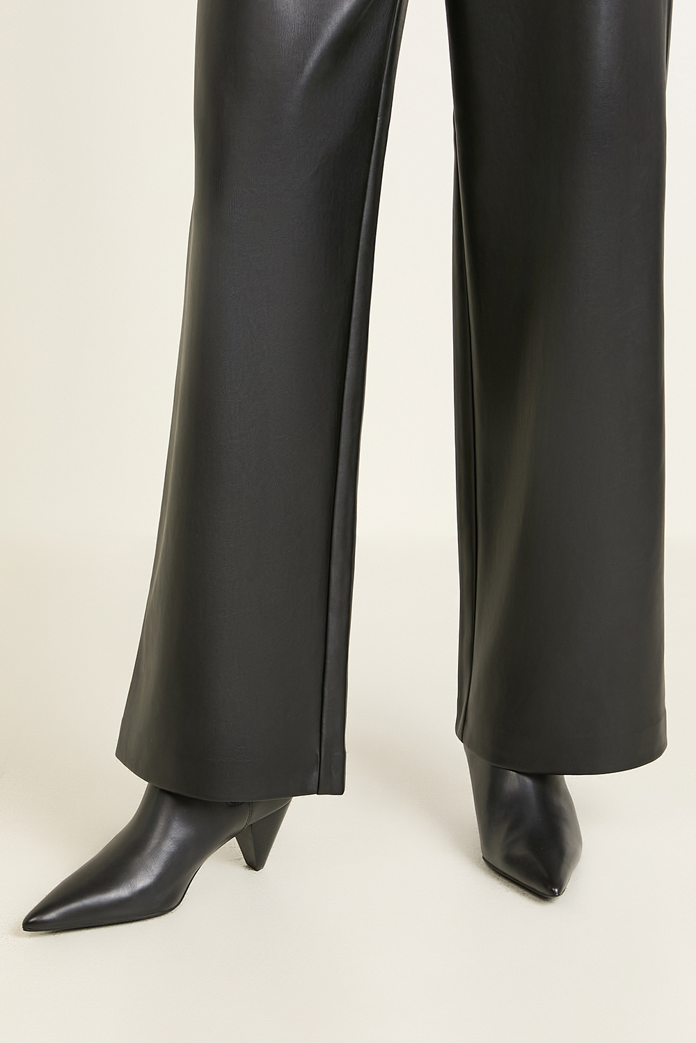 תמונת כל הלוק של מגפוני עור